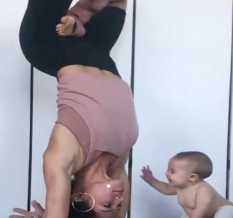 宝妈倒立着练瑜伽，宝宝觉得好奇，接下来的